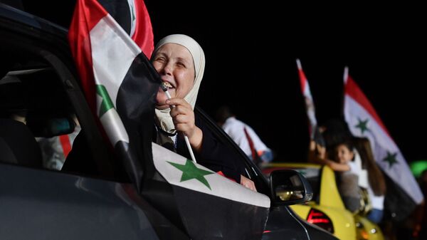 Женщина радуется победе на президентских выборах Башара Асада в Дамаске - Sputnik Moldova