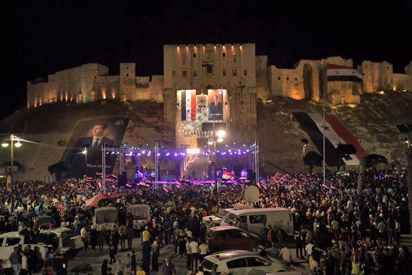 Празднование победы Башара Асада на президентских выборах в Сирии - Sputnik Moldova-România