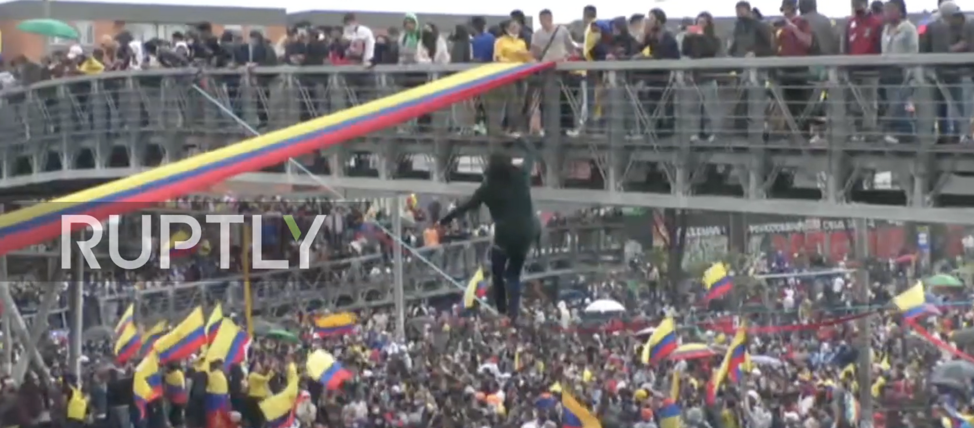 Colombia: Tightrope walker performs stunts, flares burn as anti-govt demo hits Bogota - Sputnik Moldova-România, 1920, 29.05.2021