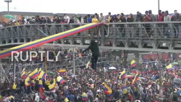 Colombia: Tightrope walker performs stunts, flares burn as anti-govt demo hits Bogota - Sputnik Moldova