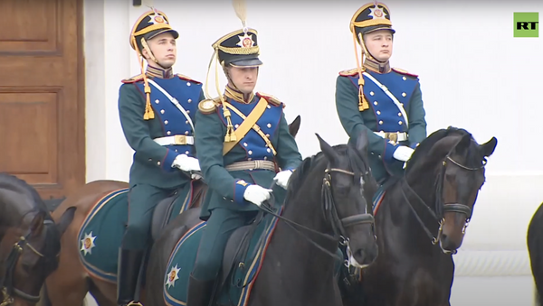 Президентский полк открыл новый сезон конного и пешего караулов в Кремле — видео - Sputnik Молдова