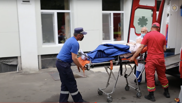 O femeie a fost adusă de la vamă la un spital din Capitală cu un echipaj SMURD - Sputnik Moldova-România