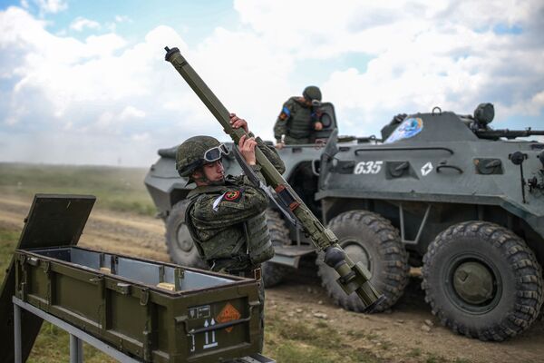 Стрелки-зенитчики во время второго этапа Всеармейского конкурса по полевой выучке среди подразделений противовоздушной обороны - Sputnik Молдова