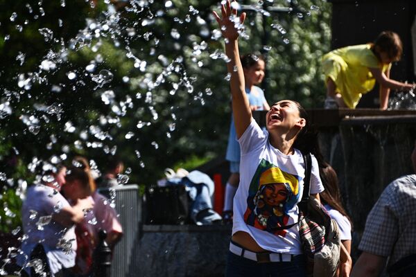 Девушка у фонтана в Москве в жаркую погоду - Sputnik Молдова