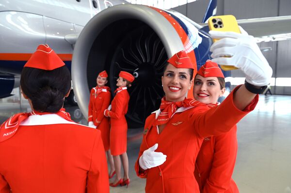 Стюардессы авиакомпании Аэрофлот во время презентации самолётов нового типа в парке Аэрофлота Airbus A321/320neo - Sputnik Молдова