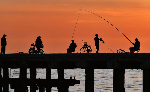 Рыбаки на набережной в курортном поселке Новофедоровка Сакского района в Крыму - Sputnik Молдова