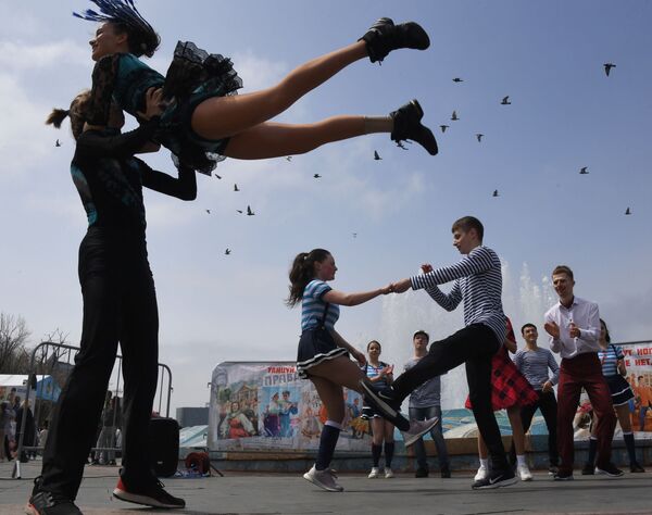 Танцоры выступают на набережной о Владивостоке - Sputnik Молдова