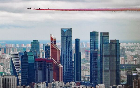 Самолеты-буксировщики мишеней Су-25БМ пролетают над деловым центром Москва-сити во время воздушной части парада Победы - Sputnik Молдова