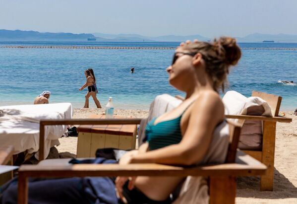 Девушка отдыхает на городском пляже Алимос в пригороде Афин - Sputnik Молдова