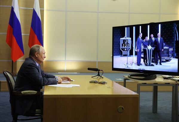Президент России Владимир Путин по видеосвязи принял участие в церемонии запуска завода по производству лимузинов Aurus. - Sputnik Молдова