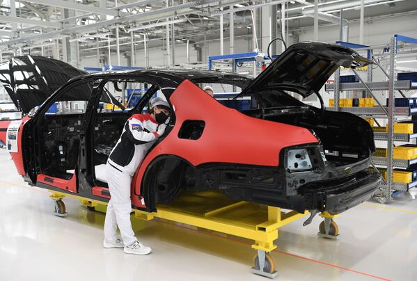 Линия окончательной сборки автомобилей Aurus Senat на заводе в ОЭЗ Алабага в Татарстане - Sputnik Moldova-România