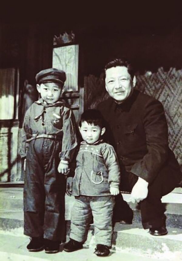 Семья будущего Генерального секретаря ЦК Коммунистической партии Китая Си Цзиньпина, 1958 год. - Sputnik Молдова