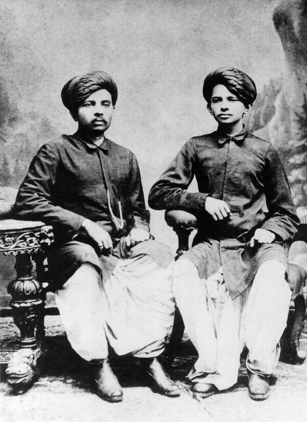 Индийский политический и общественный деятель Махатма Ганди с братом, 1886 год. - Sputnik Молдова