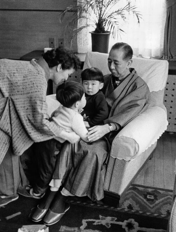 Японский политик Синдзо Абэ с дедушкой и бабушкой, 1960 год. - Sputnik Молдова