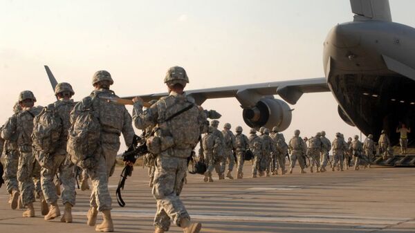 Американские военные во время посадки в самолет на авиабазе в Киркуке, Ирак - Sputnik Moldova