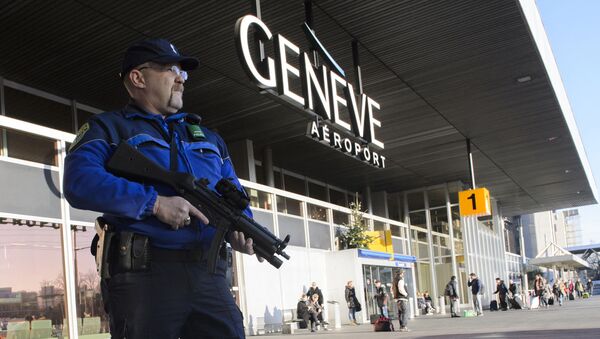 Un polițist înarmat patrulează pe 12 decembrie 2015 pe Aeroportul Geneva din Geneva - Sputnik Moldova-România