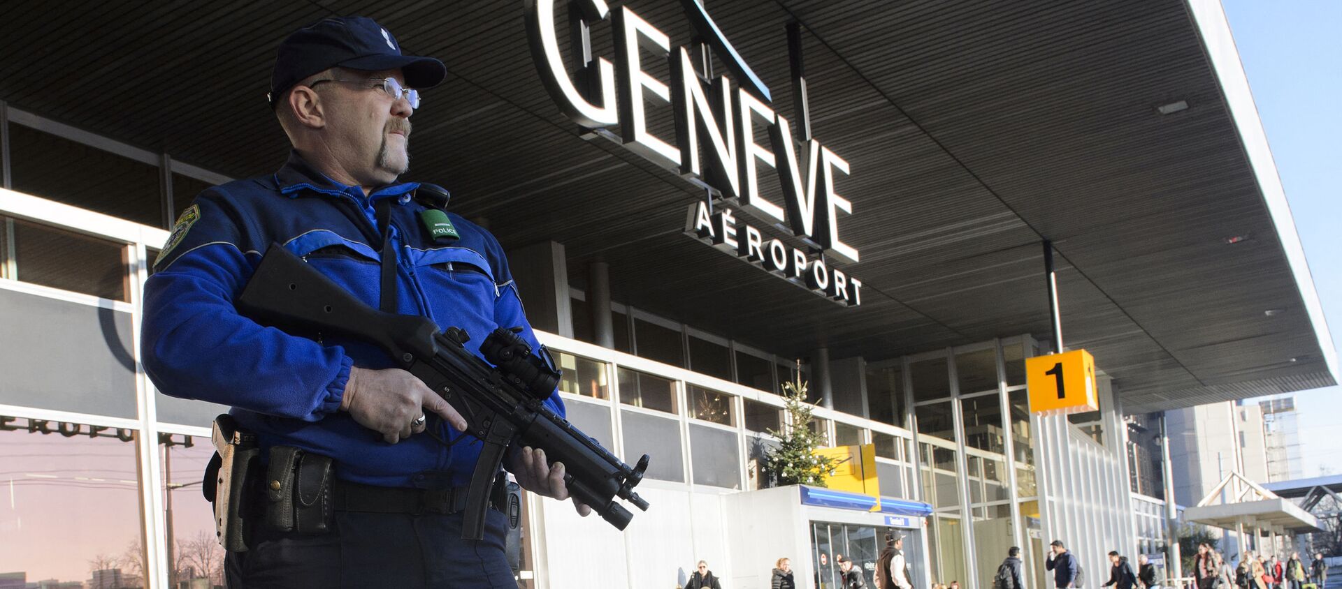 Un polițist înarmat patrulează pe 12 decembrie 2015 pe Aeroportul Geneva din Geneva - Sputnik Moldova-România, 1920, 01.06.2021