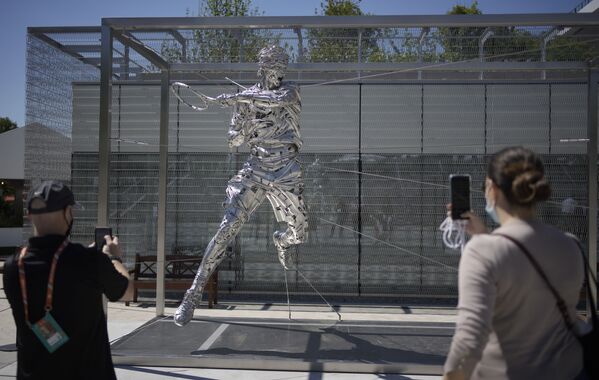 Oamenii fac poze cu noua statuie a tenismanului Rafael Nadal în Paris. 31 mai 2021 - Sputnik Moldova