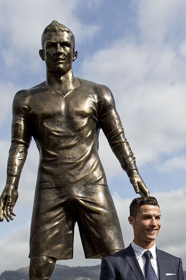 Fotbalistul portughez Cristiano Ronaldo cu sculptura sa  - Sputnik Moldova