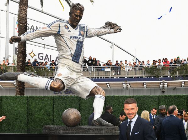 Fotbalistul englez David Beckham cu noua sa sculptură - Sputnik Moldova