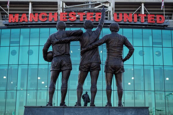 Monumentul Trio din Manchester: fotbaliștii Best, Lowe și Charlton la stadionul Old Trafford din Manchester. În fundal - un monument al lui Sir Matt Busby (Sir Matt Busby). - Sputnik Moldova