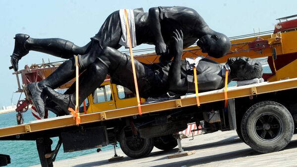 Скульптура французского футболиста Зинедина Зидана во время переноса на новое место в Катаре  - Sputnik Moldova-România