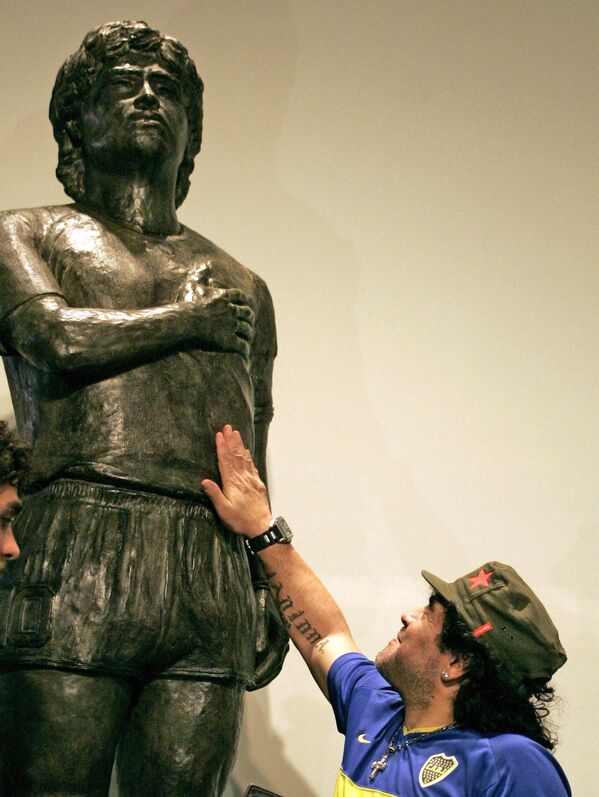 Fotbalistul Diego Maradona, alături de statuia lui în muzeul din Buenos Aires - Sputnik Moldova-România