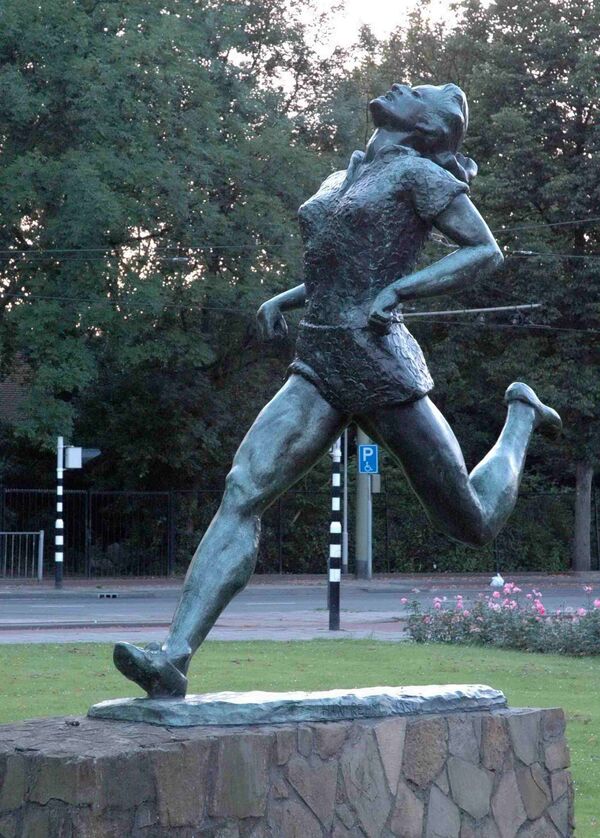 Statuia lui Fanny Blankers Koen din Rotterdam. - Sputnik Moldova-România