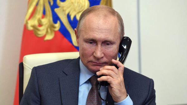 Vladimir Putin poartă o convorbire telefonică - Sputnik Moldova-România