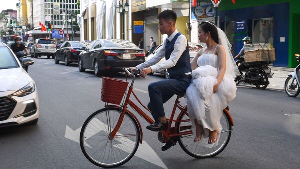 Жених и невеста на велосипеде в Ханое  - Sputnik Молдова