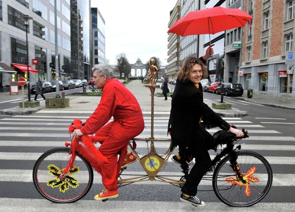 Мужчины на велосипеде на улице Брюсселя. - Sputnik Молдова