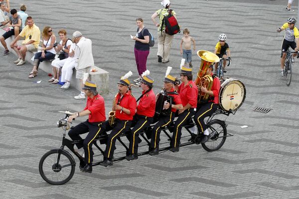 Музыканты на велосипеде в центре Роттердама. - Sputnik Молдова