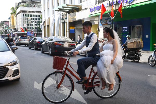Жених и невеста на велосипеде в Ханое. - Sputnik Молдова