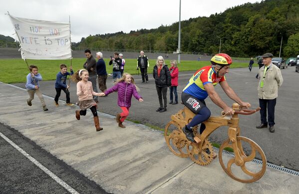 Велосипедист из Бельгии Эдди Планкарт во время попытки побить мировой рекорд на деревянном велосипеде. - Sputnik Молдова