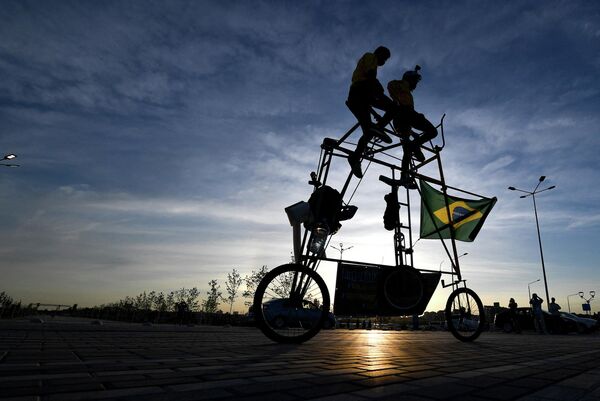 Бразильские футбольные фанаты катаются на самодельном трехметровом тандемном велосипеде возле Ростов-Арены. - Sputnik Молдова
