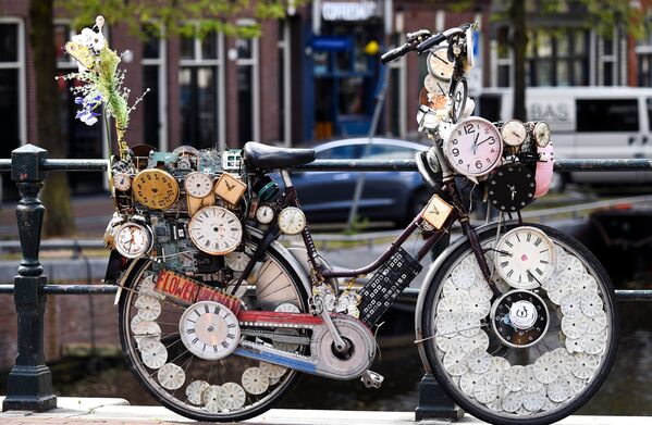 O bicicletă pe una din străzile din Amsterdam - Sputnik Moldova-România