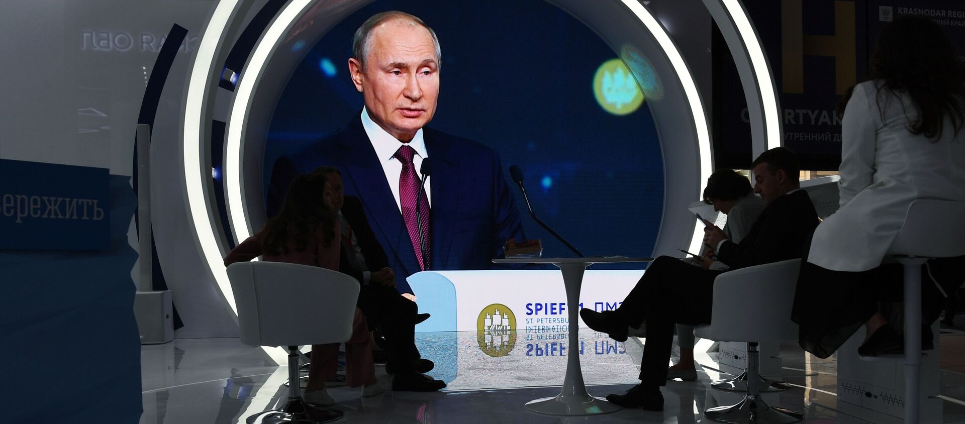 Президент РФ В. Путин принял участие в мероприятиях Петербургского международного экономического форума - Sputnik Молдова, 1920, 04.06.2021