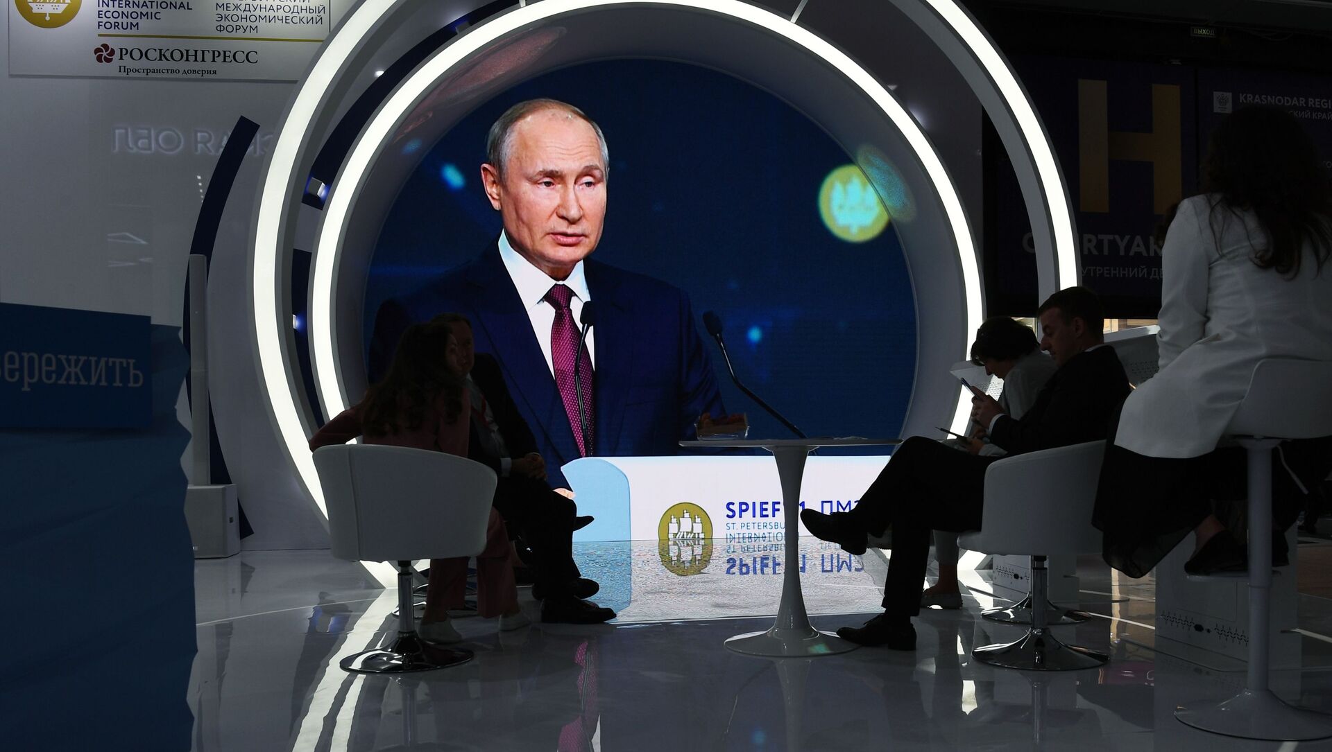 Президент РФ В. Путин принял участие в мероприятиях Петербургского международного экономического форума - Sputnik Moldova, 1920, 04.06.2021
