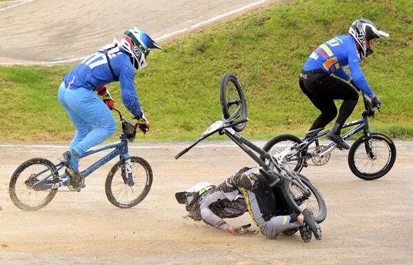 Латвийский спортсмен Кристенс Кригерс во время падения в финале BMX Supercross World Cup в Боготе, Колумбия. - Sputnik Молдова