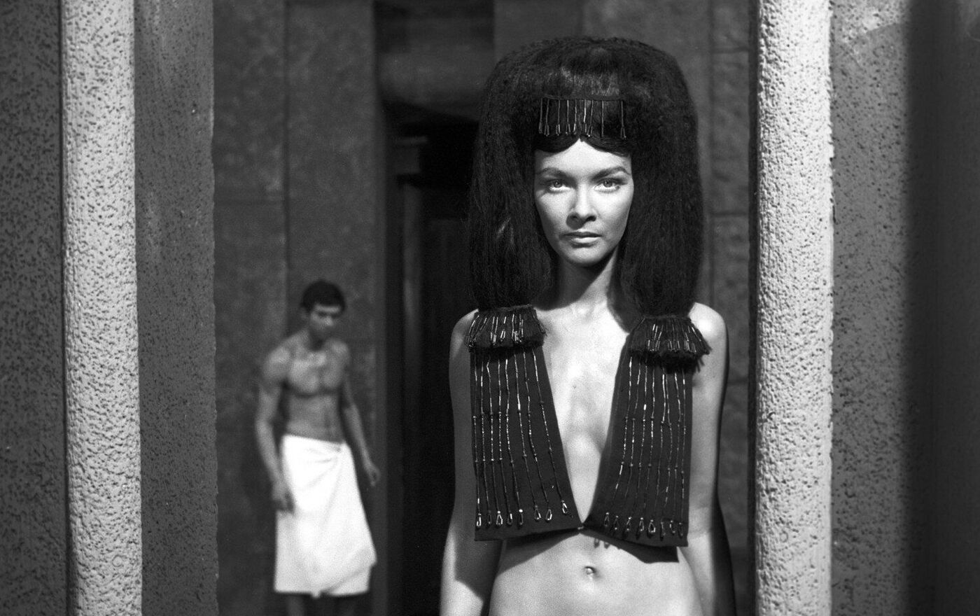 Желіде күйеуінің көзінше әйелін сиқыту