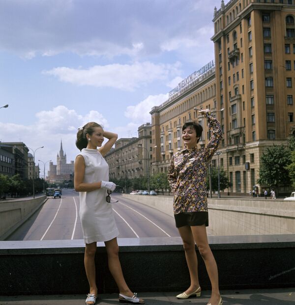 Барбара Брыльска (слева) и Анна Пруциаль, польские актрисы, в дни проведения V Московского международного кинофестиваля. - Sputnik Молдова
