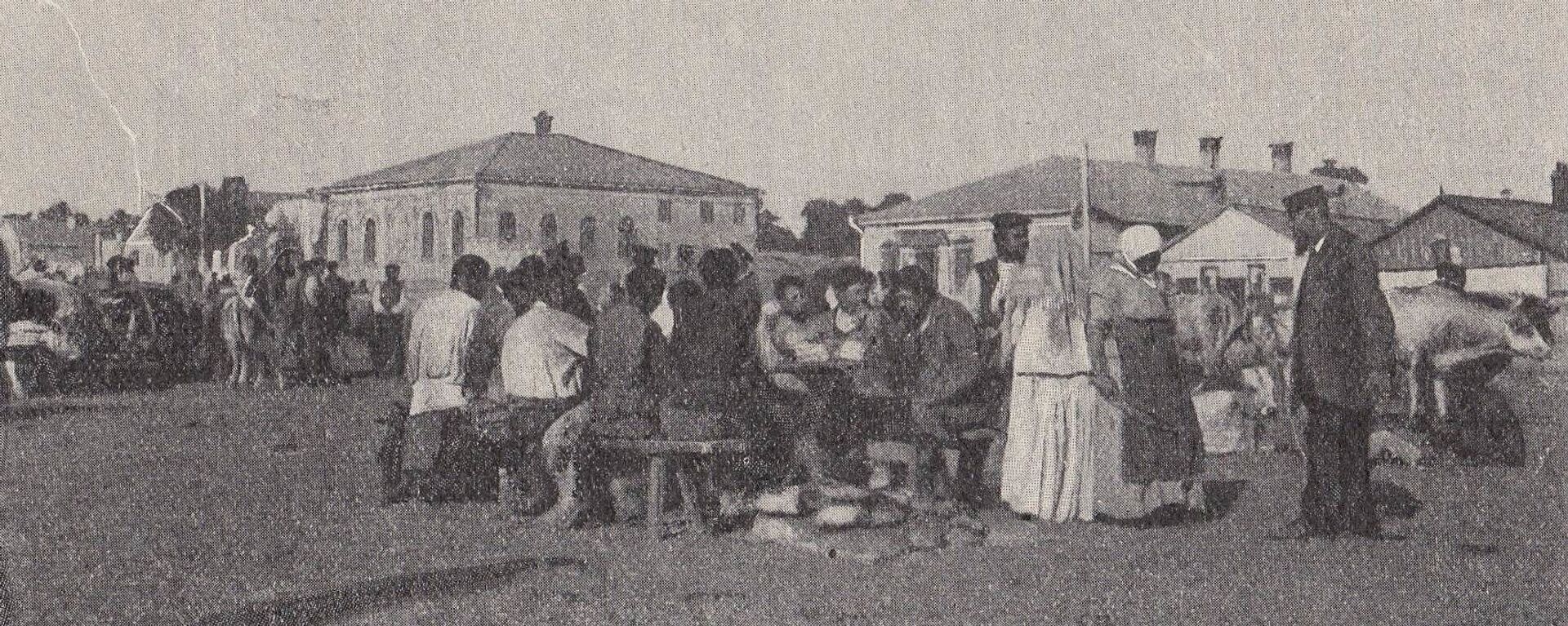 Крестьяне на базаре. Рынок на фотографии устраивался на Сенной Площади, на которой позже построили Республиканский Стадион - Sputnik Молдова, 1920, 05.06.2021
