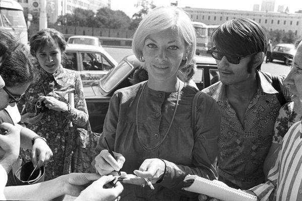 Actrița poloneză Barbara Brîlska, care a sosit în URSS pentru a participa la ediția a IX-a a Festivalului Internațional de Film din Moscova, semnează autografe. - Sputnik Moldova
