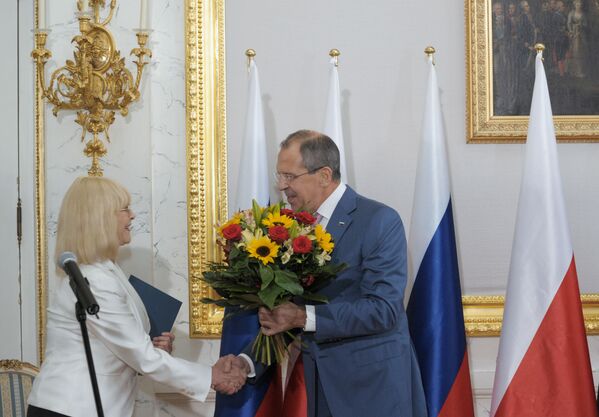 Ministrul rus de externe, Serghei Lavrov, a felicitat-o pe Barbara Brîlska, care a câștigat premiul miniștrilor de externe rus și polonez pentru contribuția sa la dezvoltarea relațiilor bilaterale, la ceremonia de onorare a oamenilor de știință celebri și a lucrătorilor din cultură, care a avut loc la Palatul Apelor din Varşovia. - Sputnik Moldova