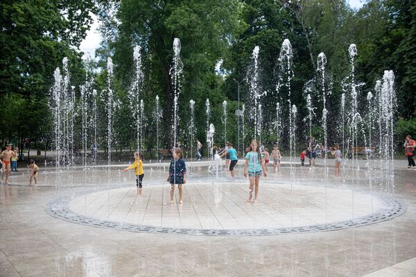 Баловство в фонтане - лучшее летнее развлечение! - Sputnik Молдова