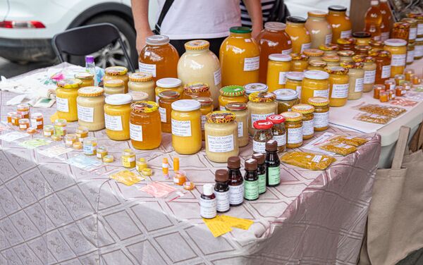 Мед на ярмарке местных производителей - Sputnik Молдова