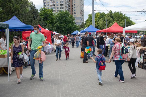 Târgul producătorilor locali ”Cămara Fest” se desfășoară în parcul Alunelul din sectorul Buiucani al Capitalei - Sputnik Moldova