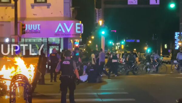 USA: Unrest erupts in Minneapolis after police fatally shot a man during arrest - Sputnik Moldova-România