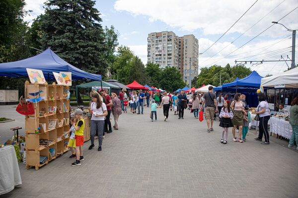 Târgul producătorilor locali ”Cămara Fest” se desfășoară în parcul Alunelul din sectorul Buiucani al Capitalei - Sputnik Moldova-România