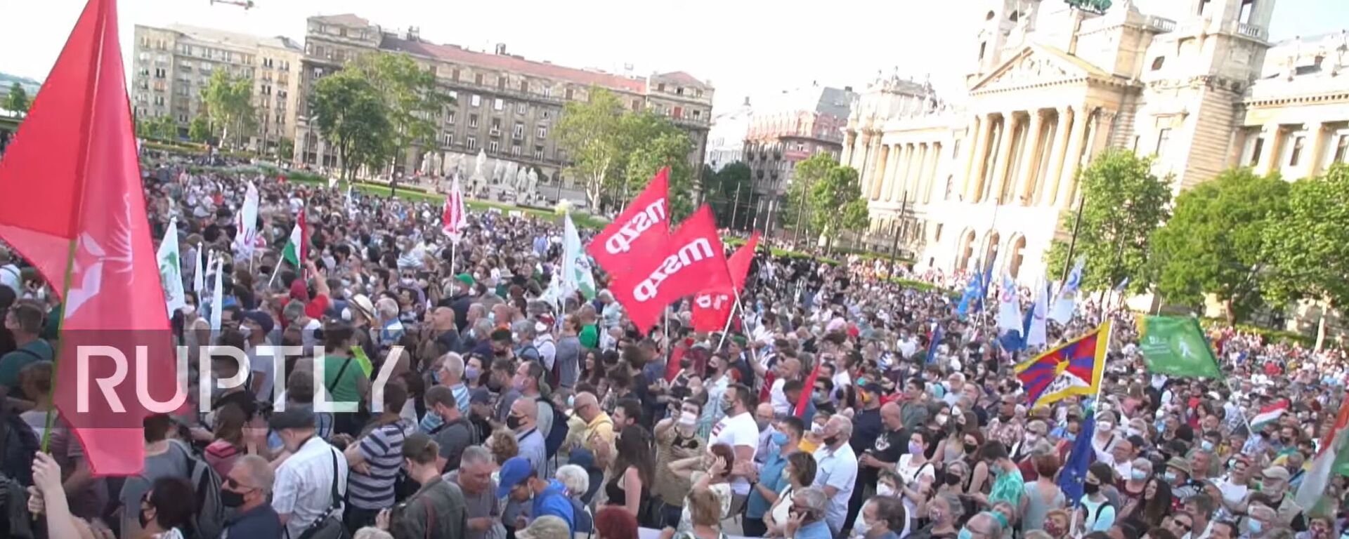 Hungary: Thousands protest against construction of Chinese university campus in Budapest - Sputnik Молдова, 1920, 07.06.2021